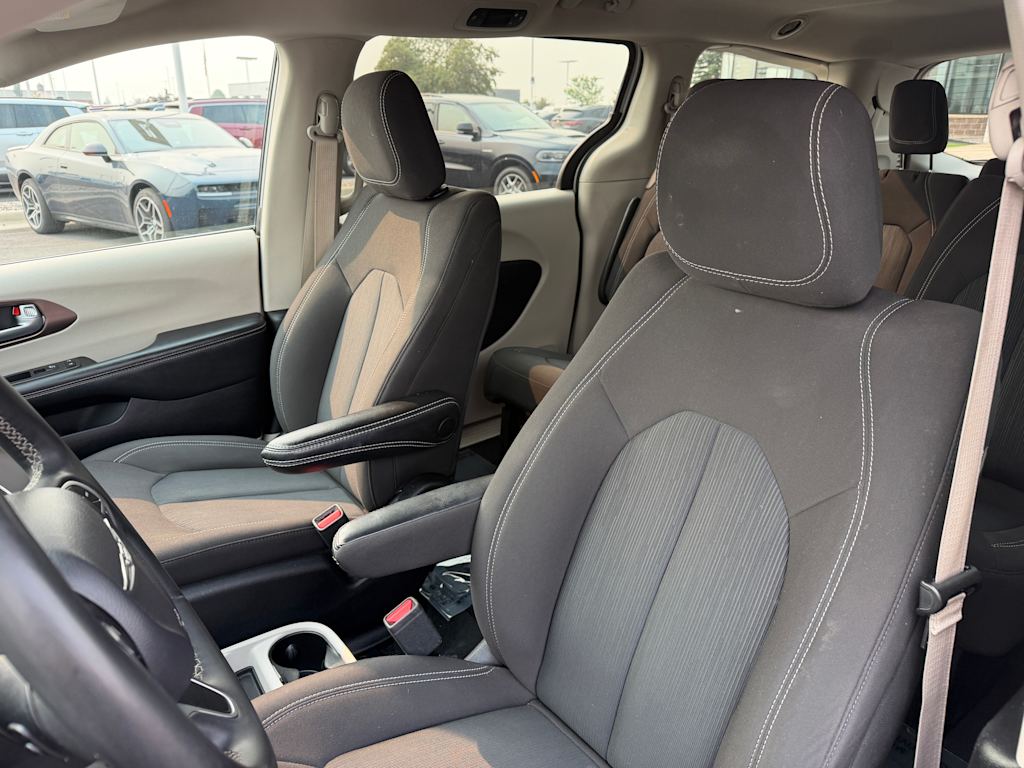 Thumbnail: 2023 Chrysler Voyager - 7