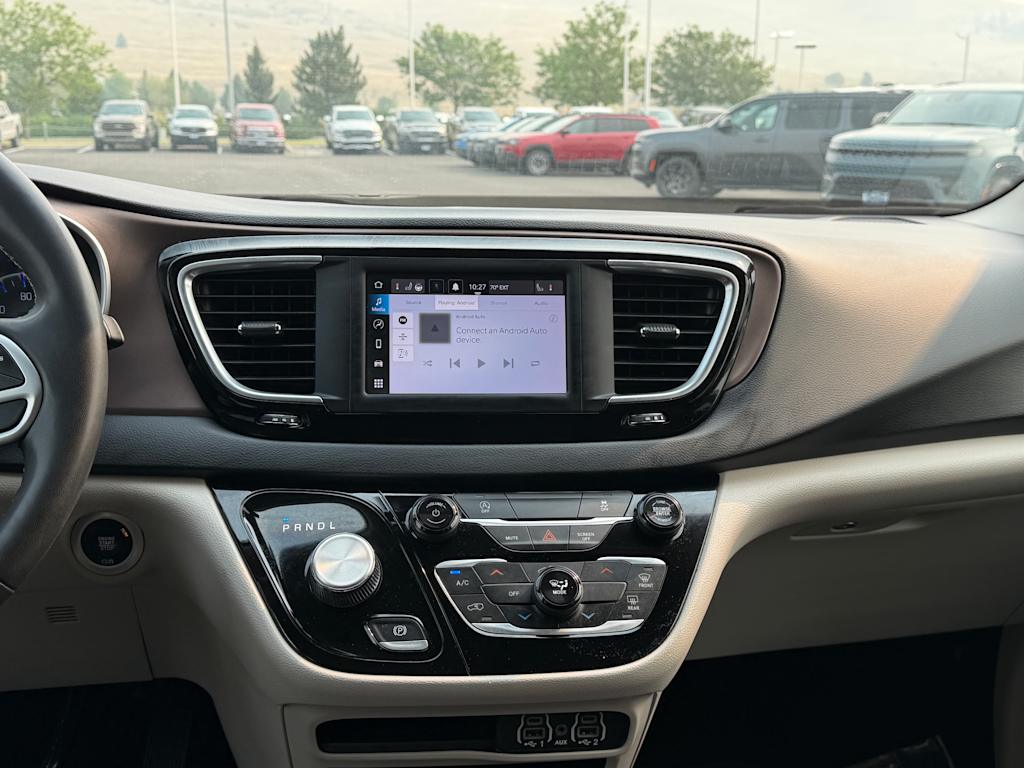 Thumbnail: 2023 Chrysler Voyager - 10