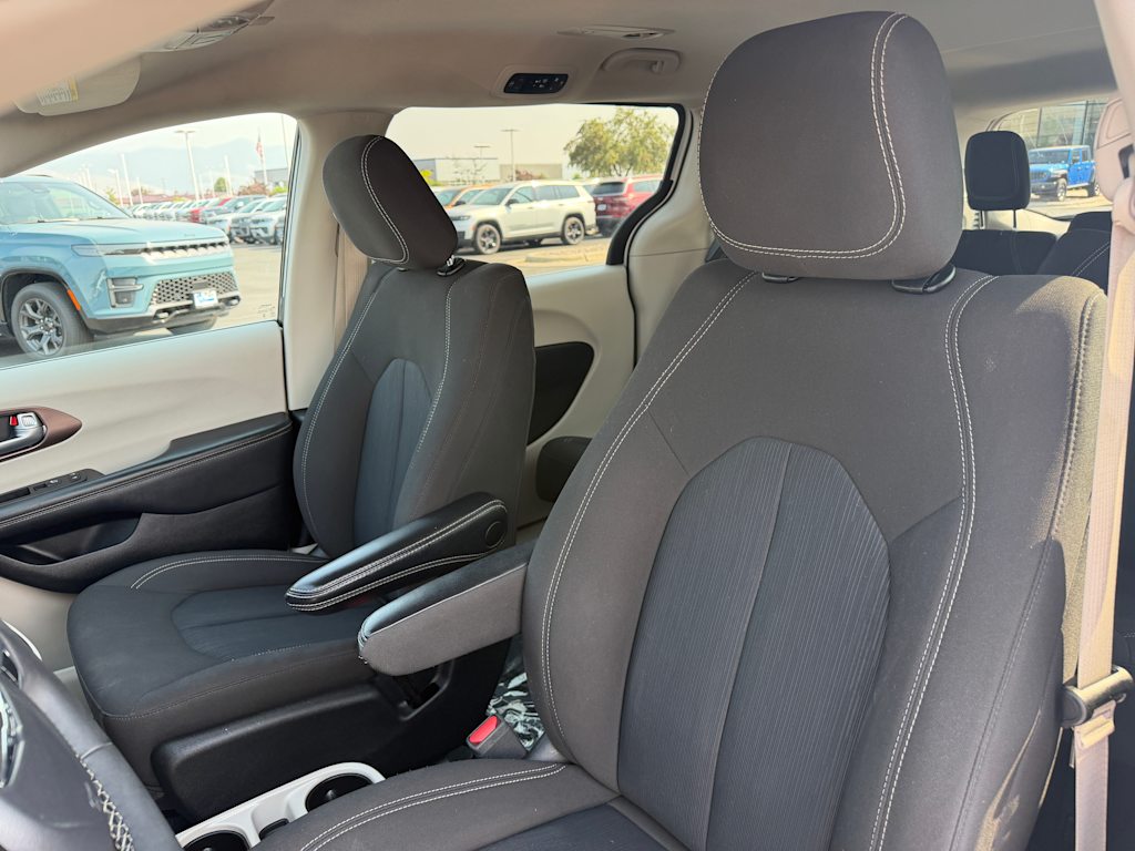 Thumbnail: 2023 Chrysler Voyager - 7