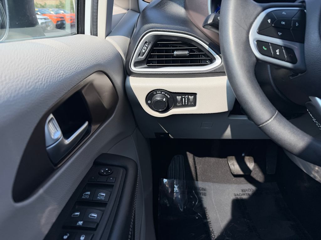 Thumbnail: 2023 Chrysler Voyager - 19