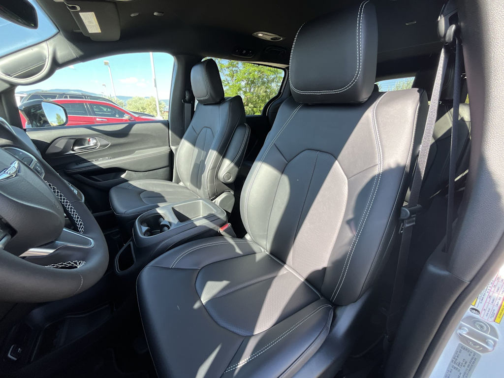 Thumbnail: 2025 Chrysler Voyager - 11