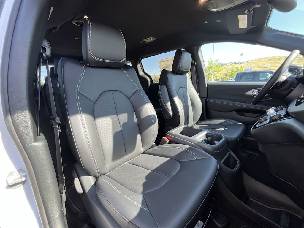 Thumbnail: 2025 Chrysler Voyager - 12