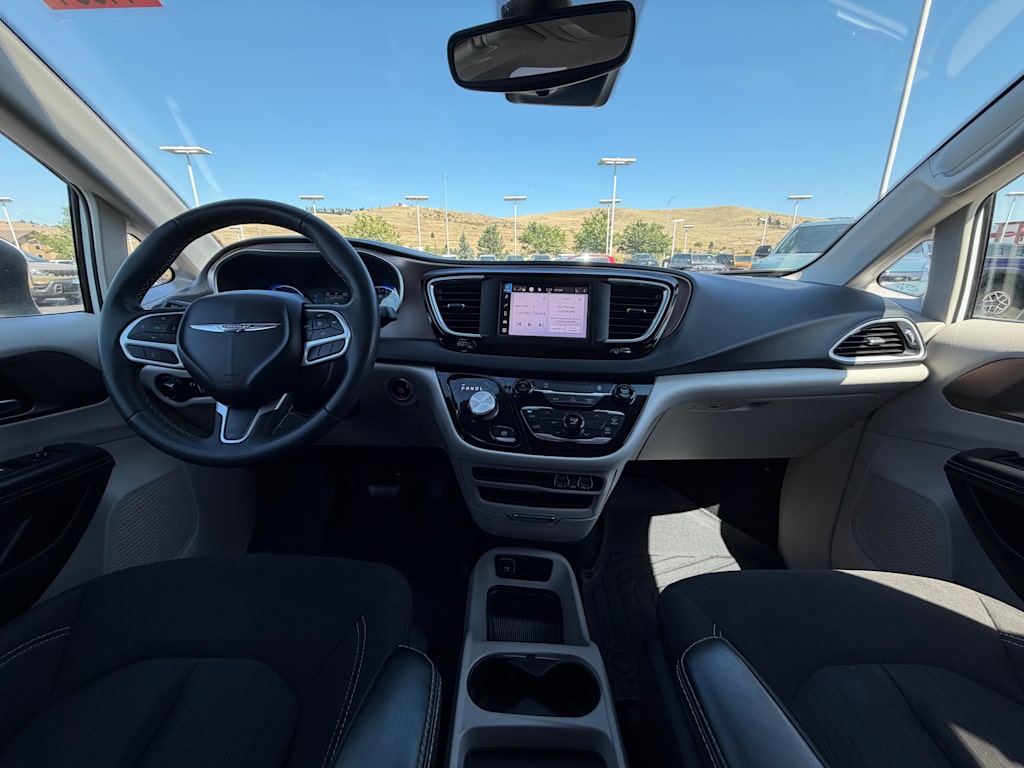 Thumbnail: 2023 Chrysler Voyager - 11