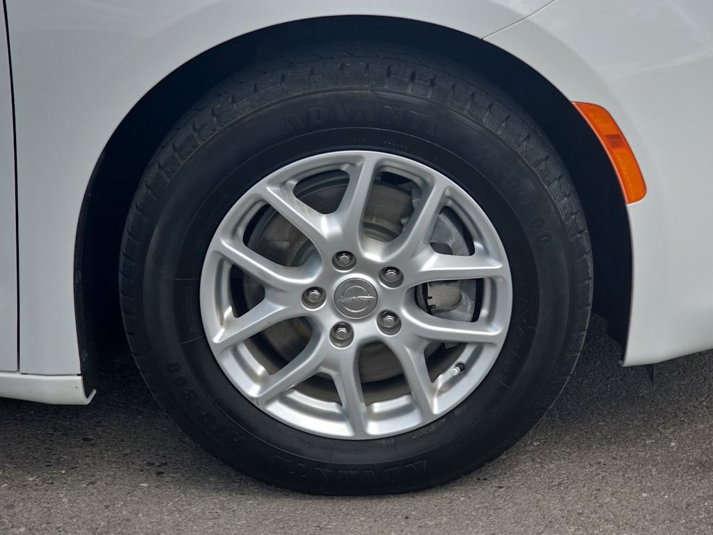Thumbnail: 2020 Chrysler Voyager - 8