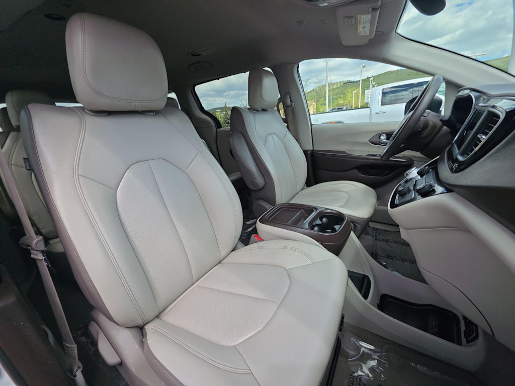 Thumbnail: 2020 Chrysler Voyager - 12