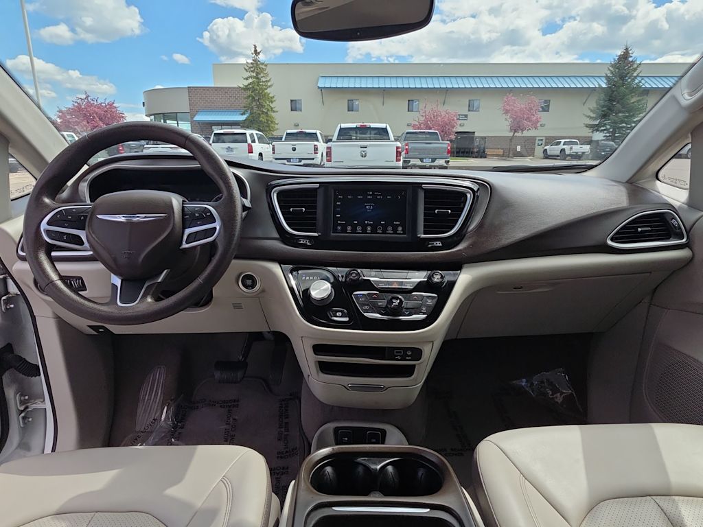 Thumbnail: 2020 Chrysler Voyager - 10