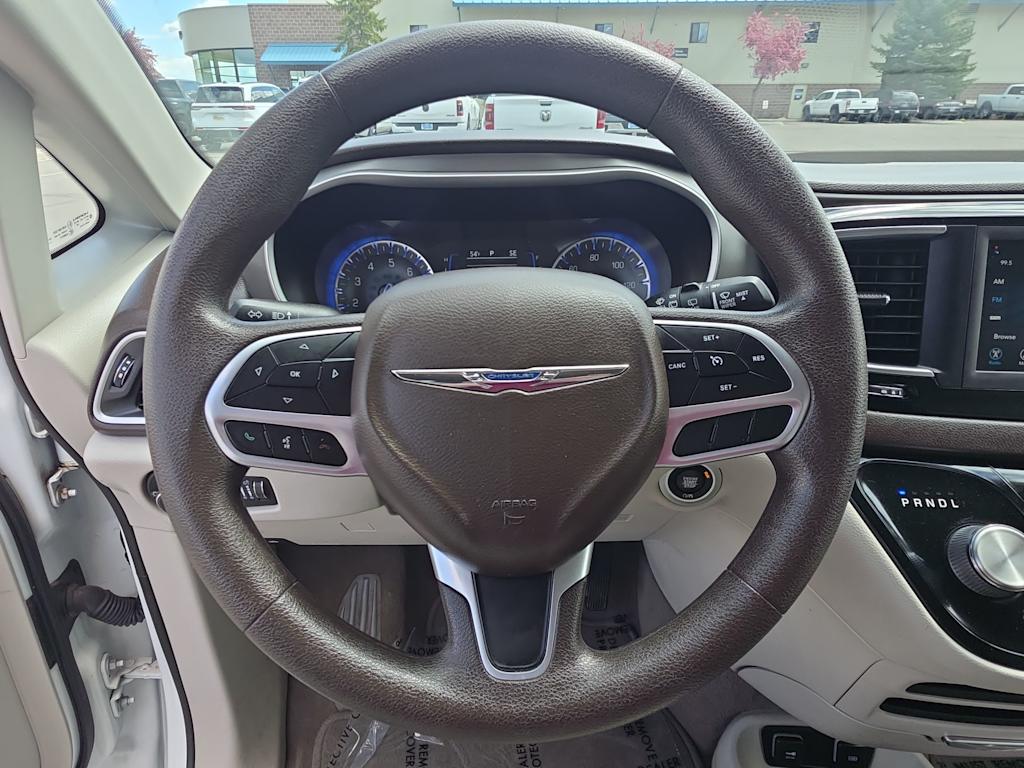 Thumbnail: 2020 Chrysler Voyager - 14