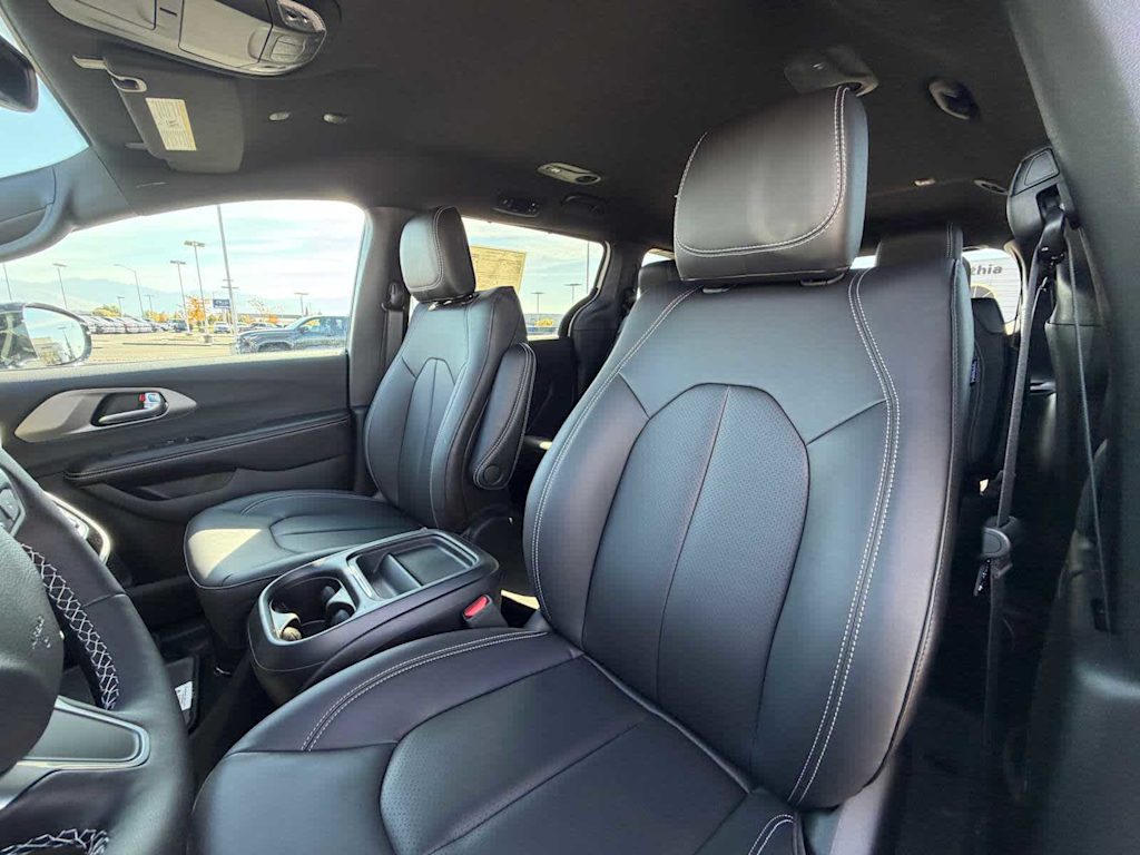 Thumbnail: 2027 Chrysler Pacifica - 7