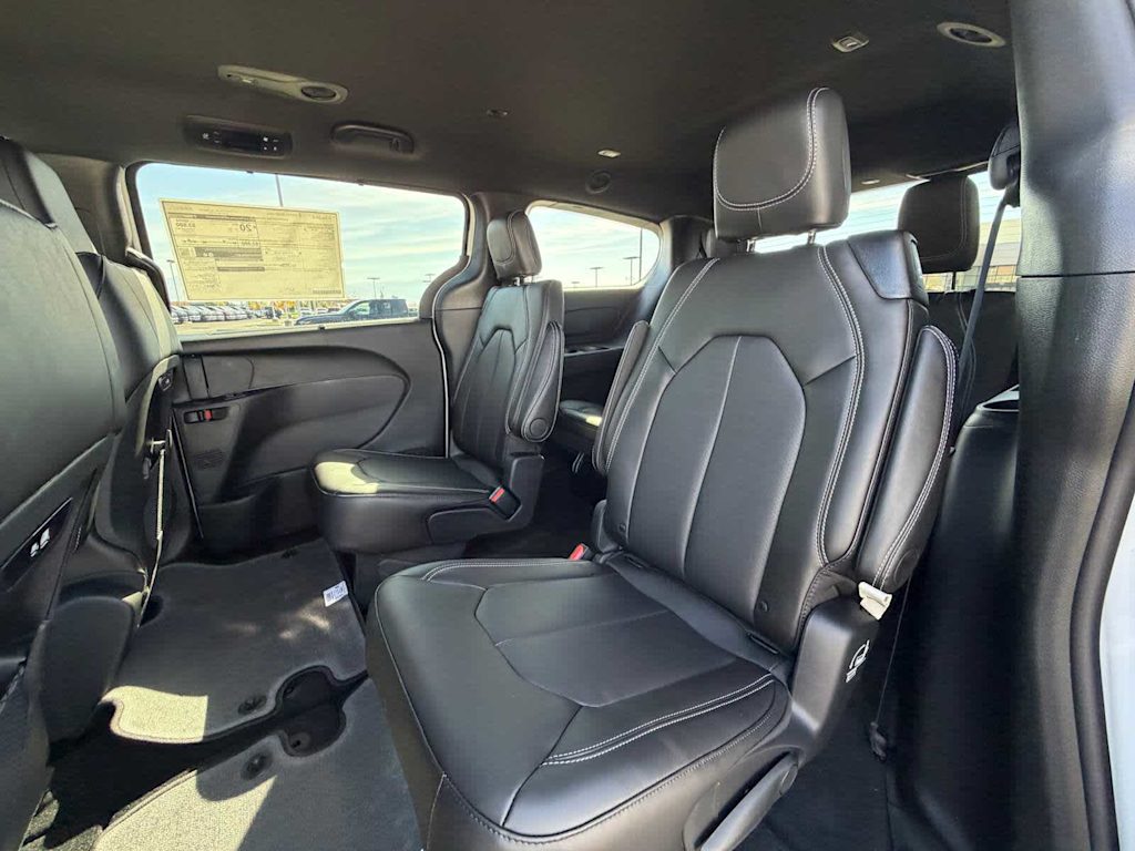 Thumbnail: 2027 Chrysler Pacifica - 28