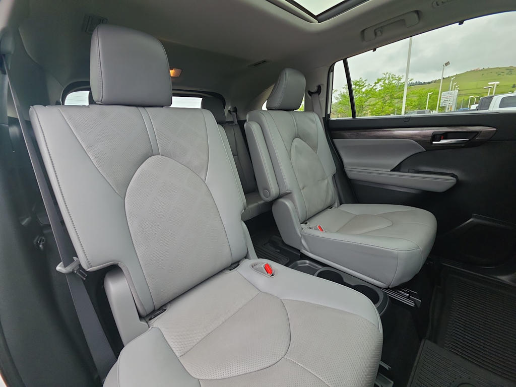 Thumbnail: 2021 Toyota Highlander - 21