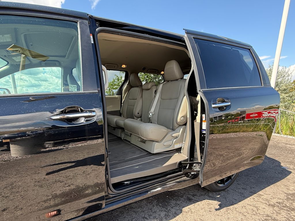 Thumbnail: 2020 Toyota Sienna - 25