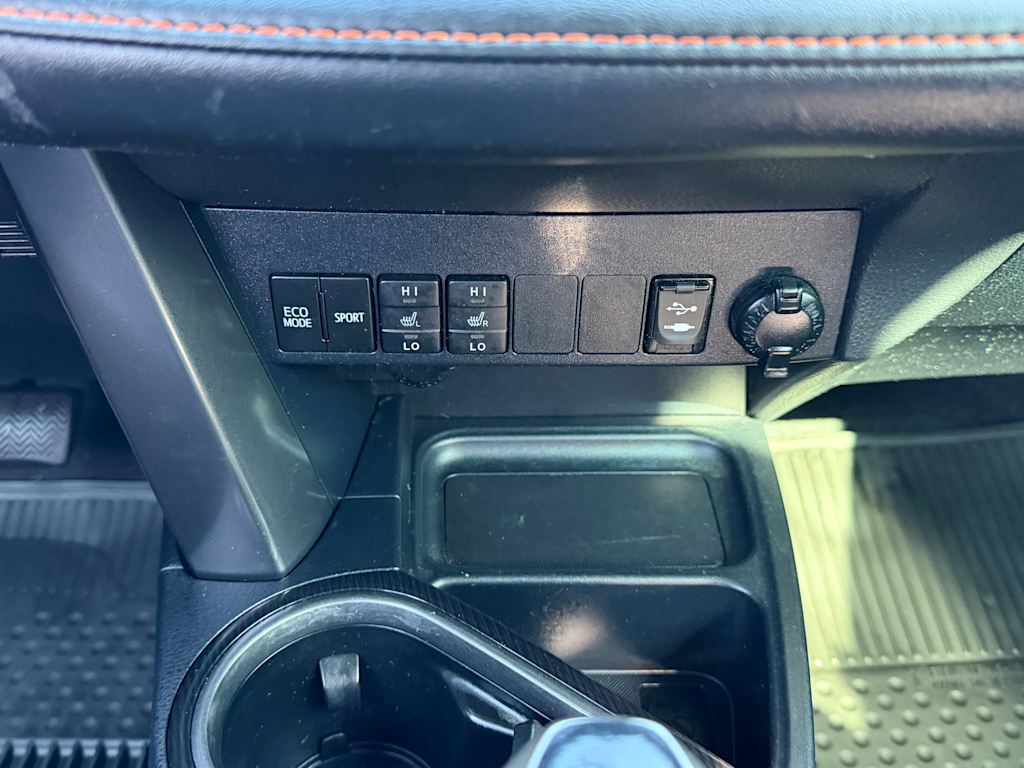 Thumbnail: 2018 Toyota RAV4 - 21