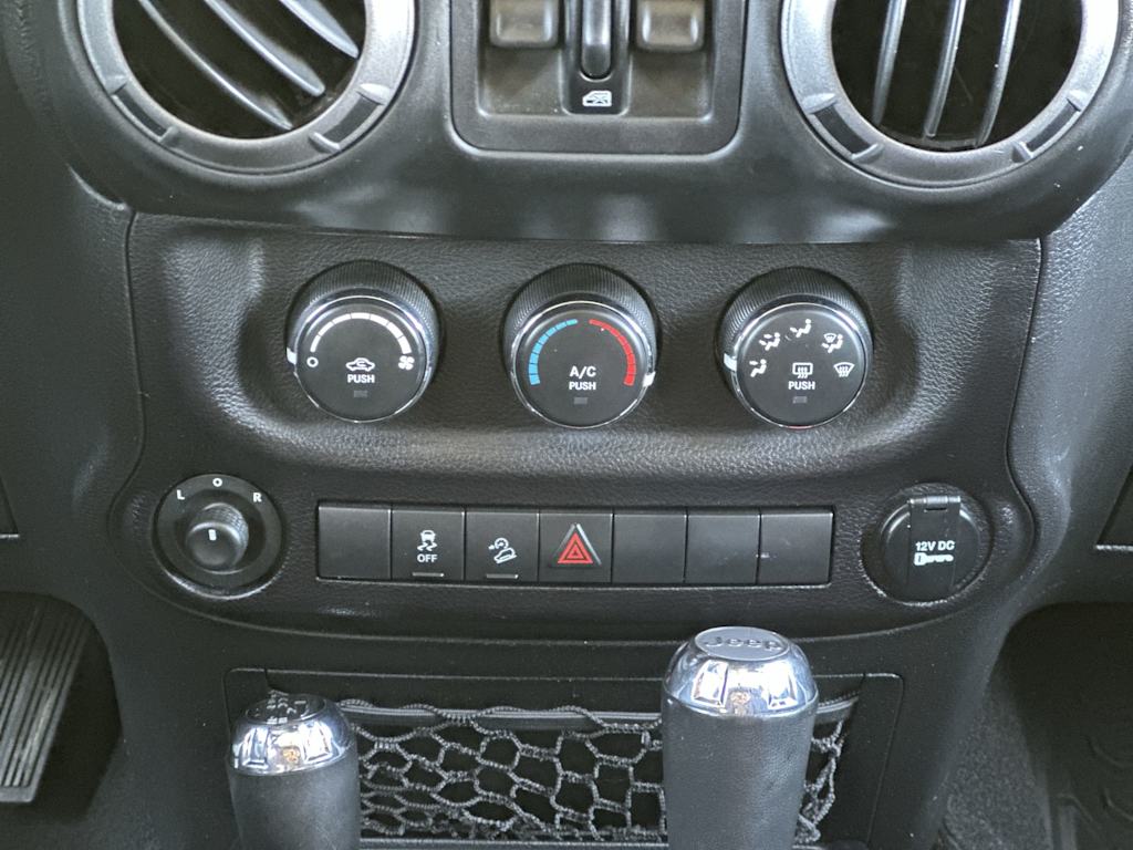 Thumbnail: 2014 Jeep Wrangler - 21