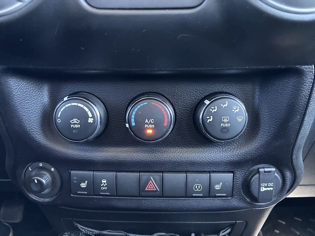 Thumbnail: 2015 Jeep Wrangler - 21