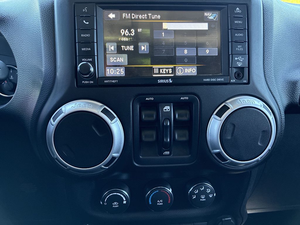 Thumbnail: 2015 Jeep Wrangler - 10