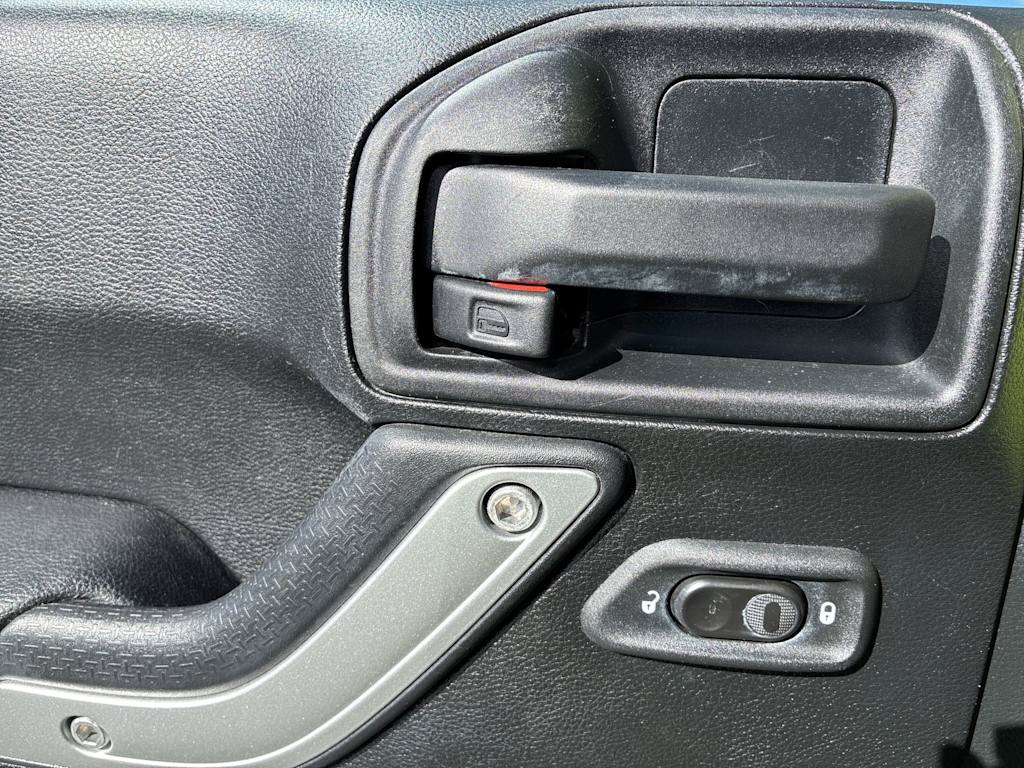 Thumbnail: 2016 Jeep Wrangler - 18