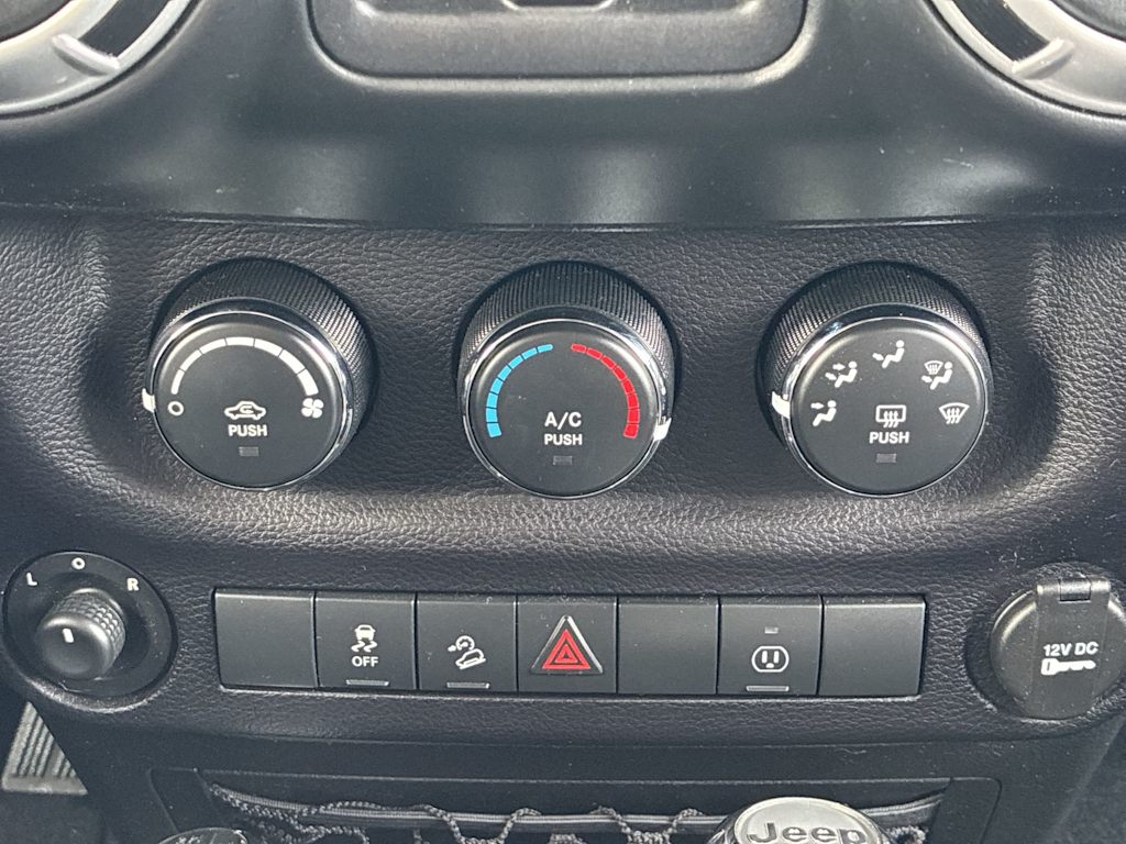 Thumbnail: 2015 Jeep Wrangler - 21