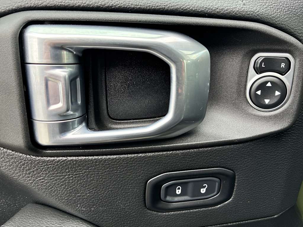 Thumbnail: 2021 Jeep Gladiator - 21