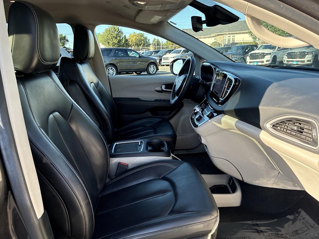 Thumbnail: 2023 Chrysler Pacifica - 11
