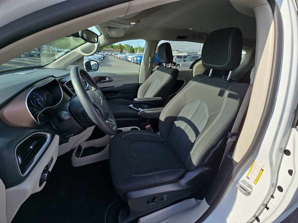 Thumbnail: 2023 Chrysler Voyager - 8
