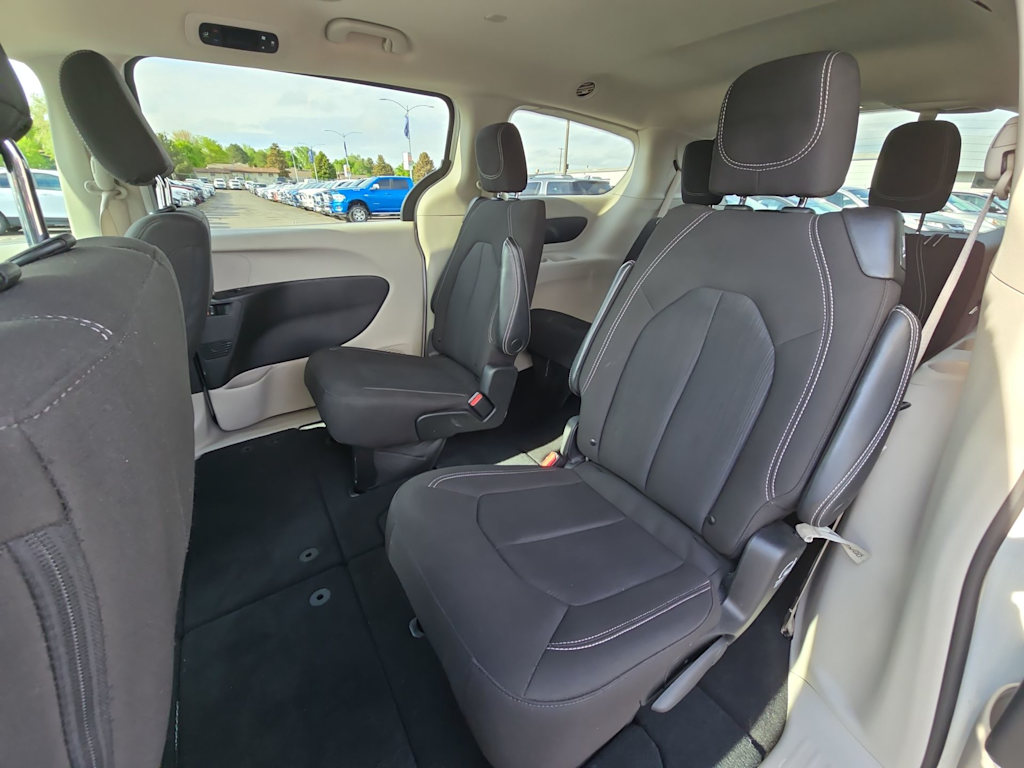Thumbnail: 2023 Chrysler Voyager - 10