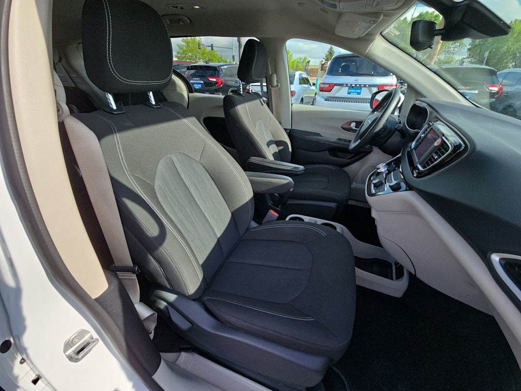 Thumbnail: 2023 Chrysler Voyager - 9