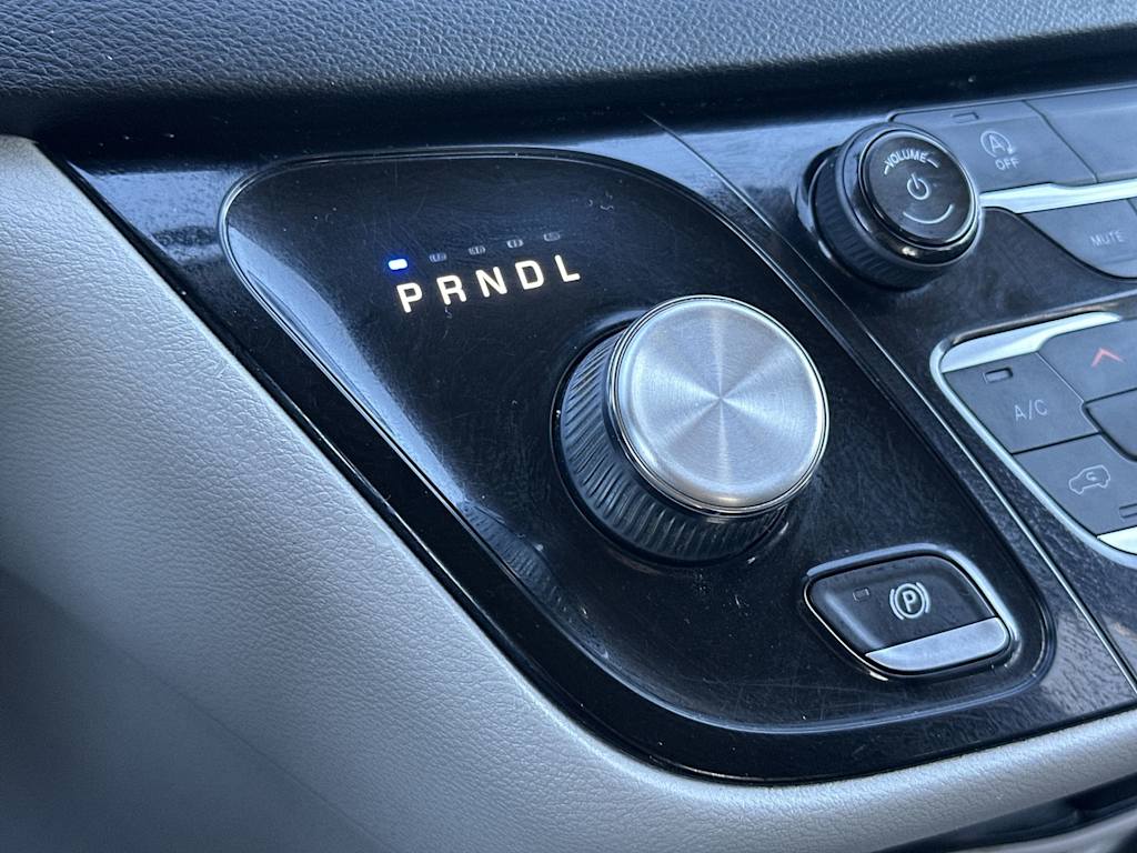 Thumbnail: 2020 Chrysler Voyager - 12