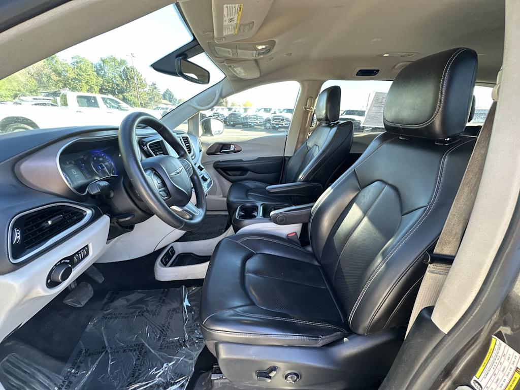 Thumbnail: 2020 Chrysler Voyager - 8