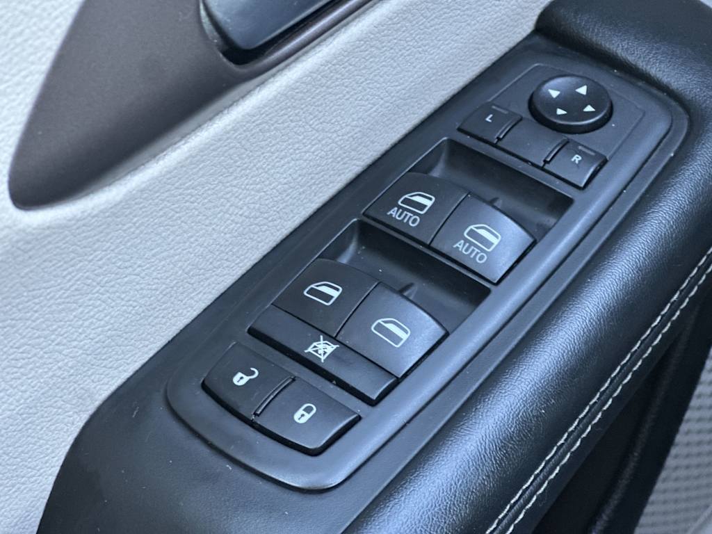 Thumbnail: 2020 Chrysler Voyager - 20