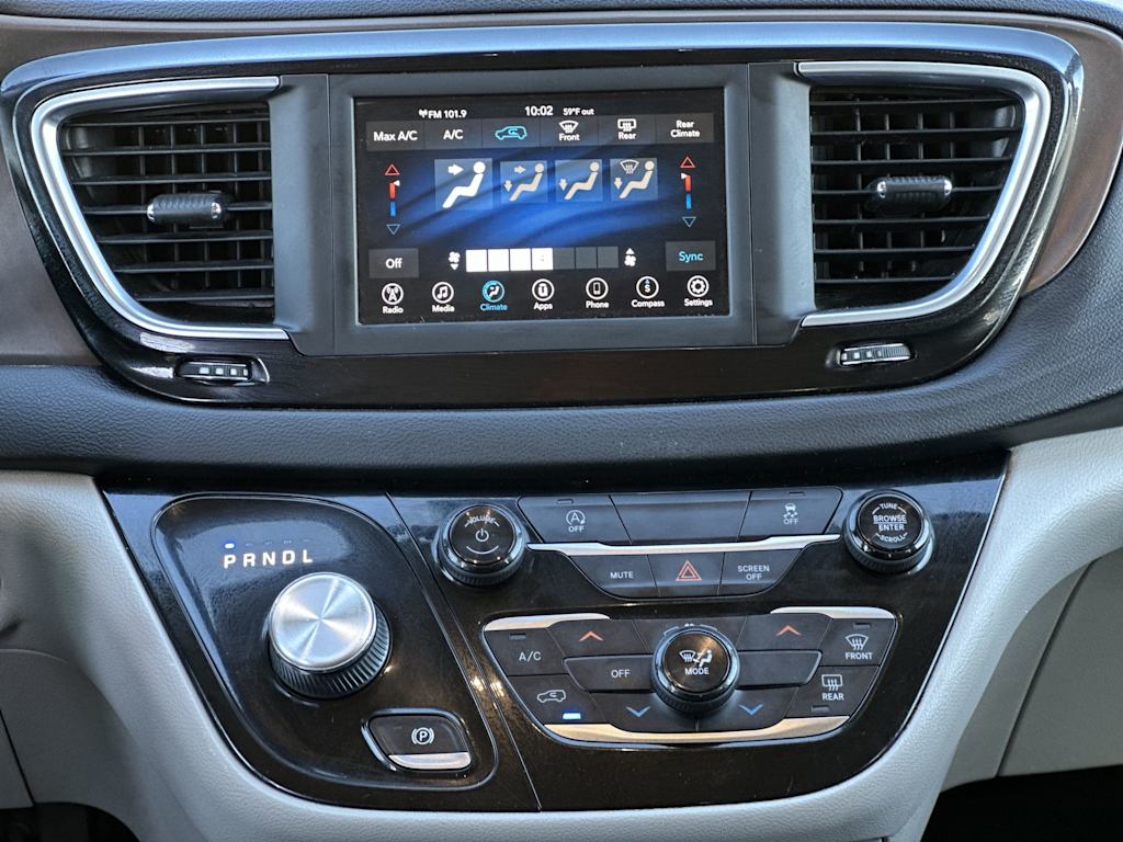 Thumbnail: 2020 Chrysler Voyager - 21