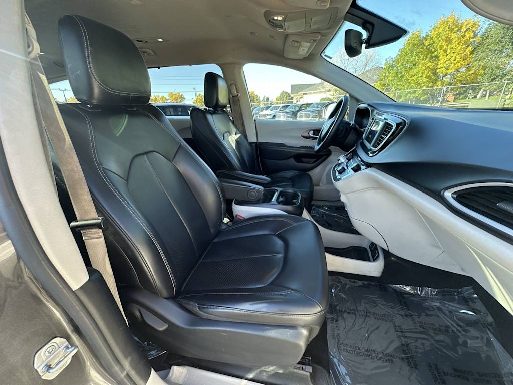 Thumbnail: 2020 Chrysler Voyager - 9