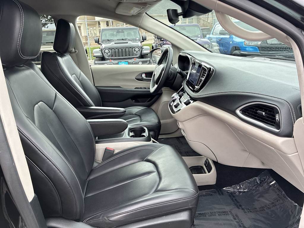 Thumbnail: 2023 Chrysler Pacifica - 9