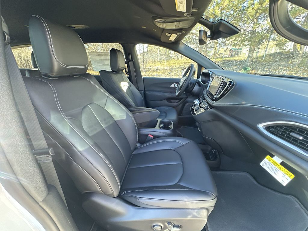 Thumbnail: 2026 Chrysler Pacifica - 9