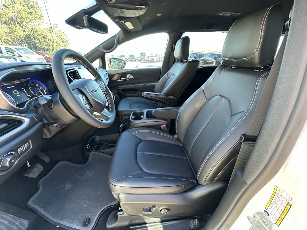 Thumbnail: 2026 Chrysler Pacifica - 8