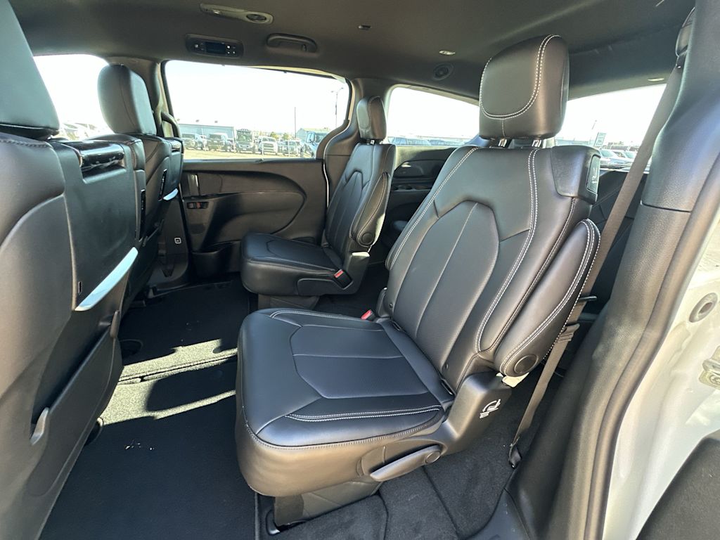 Thumbnail: 2026 Chrysler Pacifica - 10
