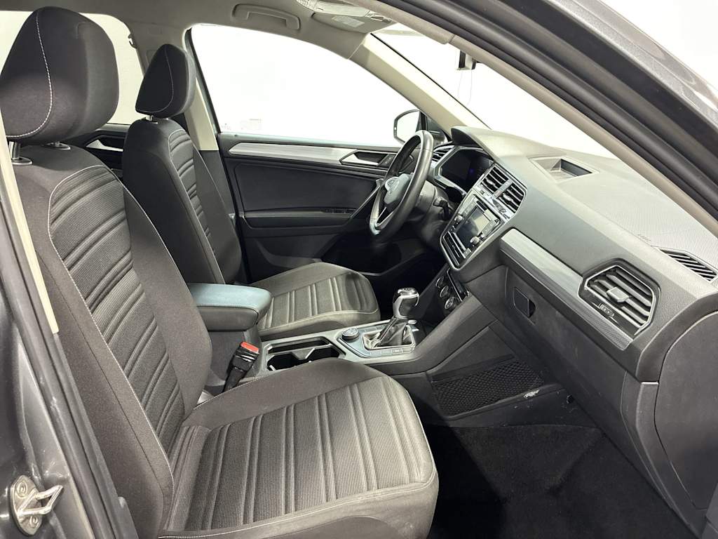 Thumbnail: 2023 Volkswagen Tiguan - 11