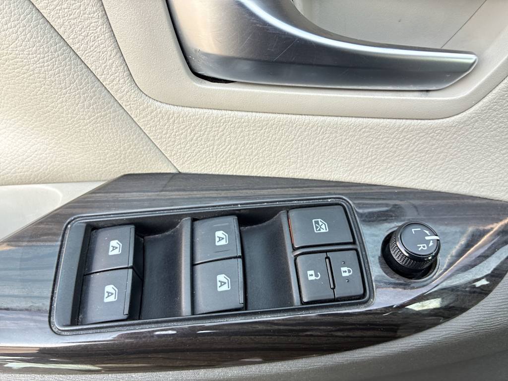 Thumbnail: 2020 Toyota Sienna - 19