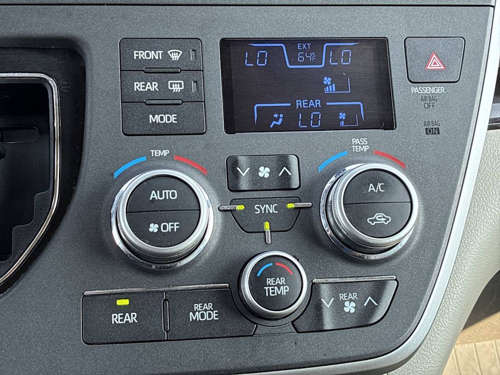 Thumbnail: 2020 Toyota Sienna - 21