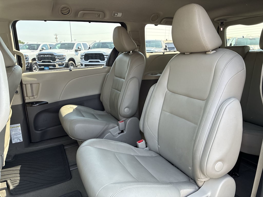 Thumbnail: 2020 Toyota Sienna - 10