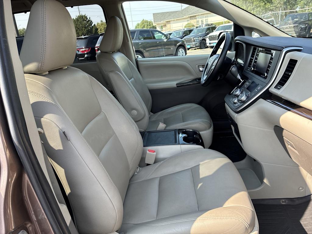 Thumbnail: 2020 Toyota Sienna - 9