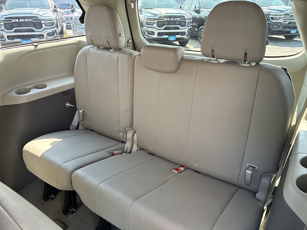 Thumbnail: 2020 Toyota Sienna - 26