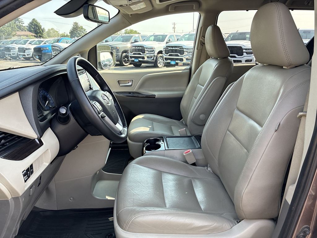 Thumbnail: 2020 Toyota Sienna - 8