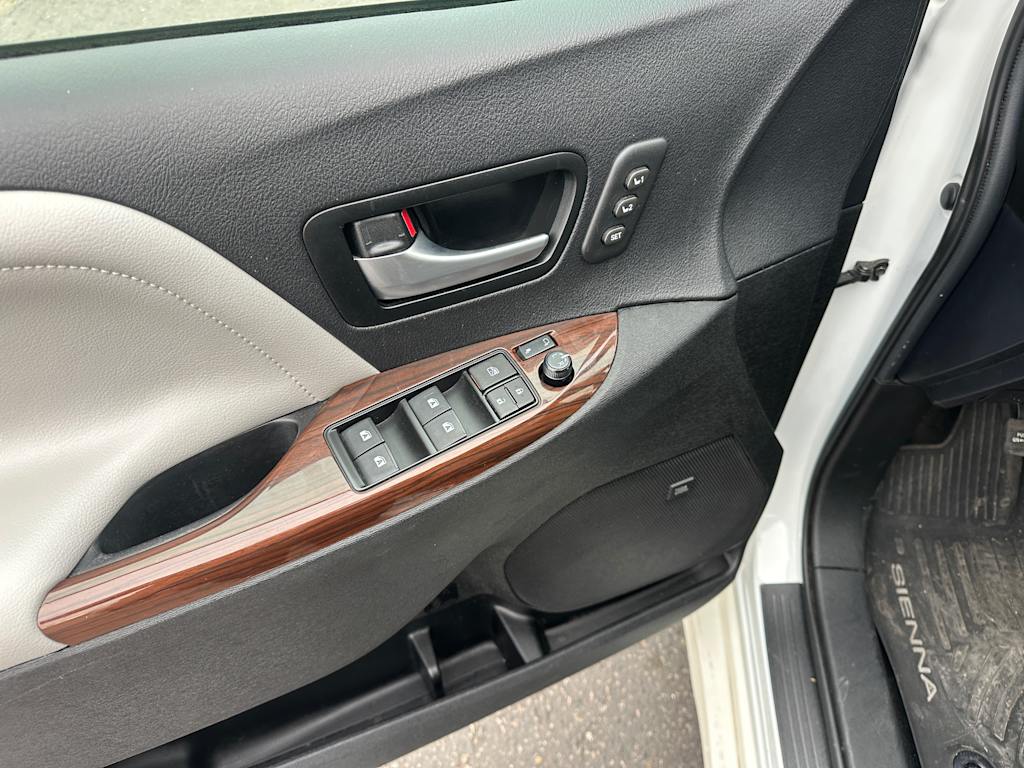 2019 Toyota Sienna Limited 15