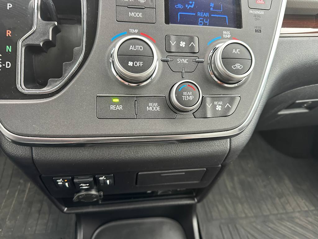 2019 Toyota Sienna Limited 17