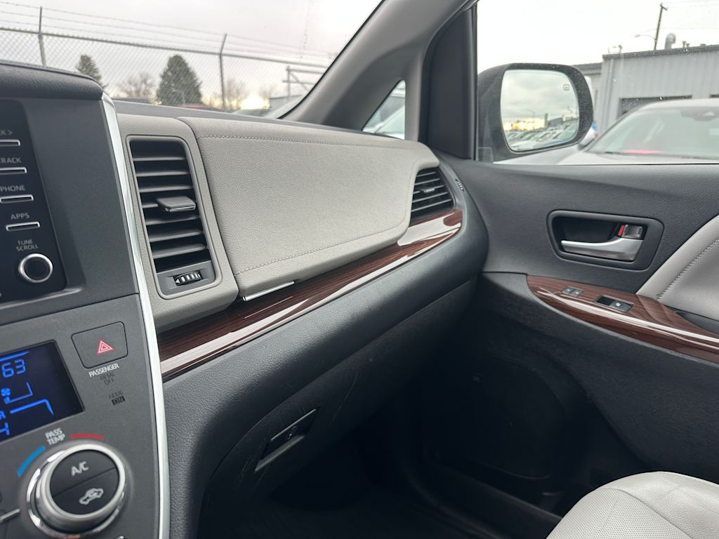 2019 Toyota Sienna Limited 21