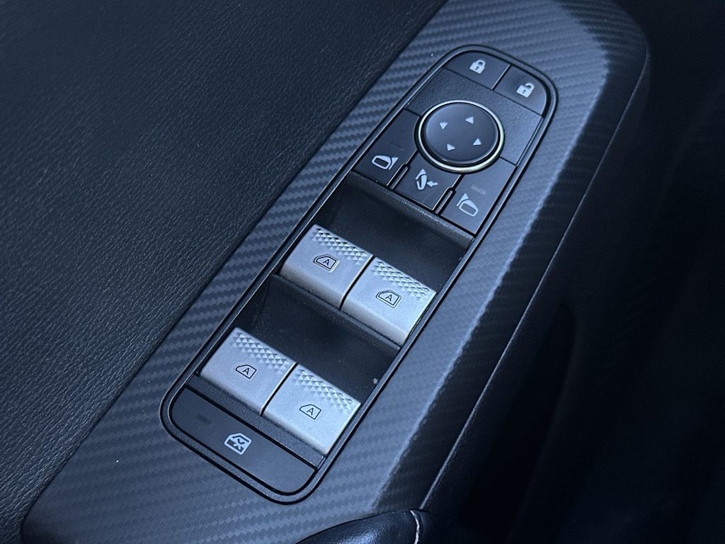 Thumbnail: 2023 Mitsubishi Outlander - 19