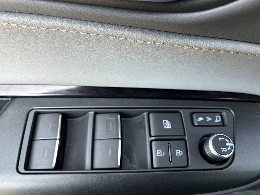 Thumbnail: 2021 Toyota Venza - 21