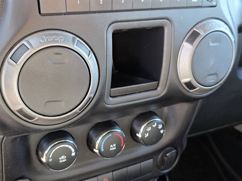 Thumbnail: 2016 Jeep Wrangler - 18