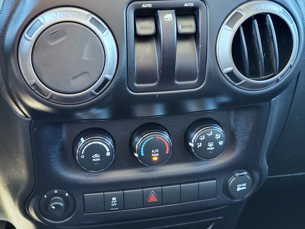 Thumbnail: 2016 Jeep Wrangler - 23
