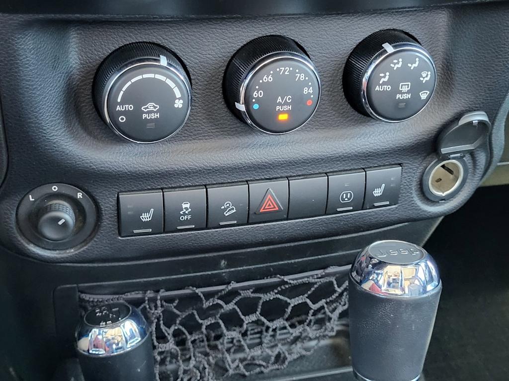 Thumbnail: 2015 Jeep Wrangler - 25